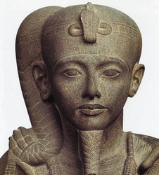 STATUA DI KHONSU CON I TRATTI DI&nbsp;TUTANKHAMON