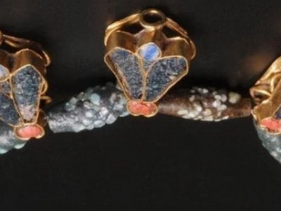 GLI AMULETI A FORMA DI MOSCA E L’ONORIFICENZA DELLA MOSCA&nbsp;D’ORO